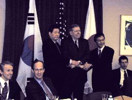 Japan, U.S., S. Korea talk over N. Korea